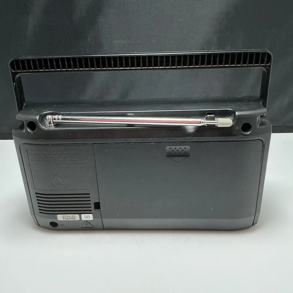 Vintage Sony FM/AM 2 BAND Radio ICF-24 Portable 4 AA Batteries or Power Cord
